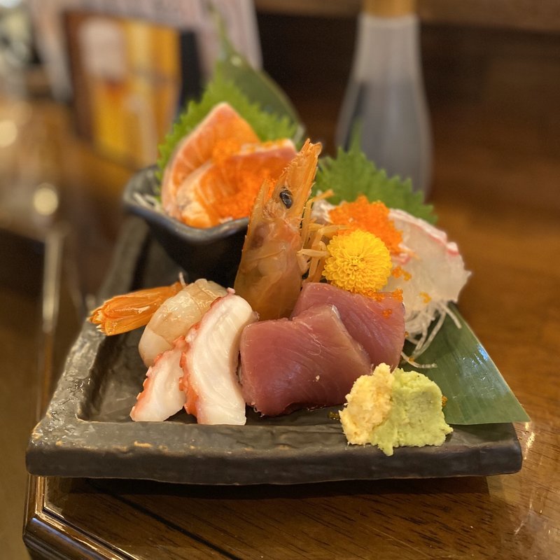 刺身3種盛り(サーモン、真鯛、生カツオ、タコ、赤エビ)(立呑み 魚椿 金山店)