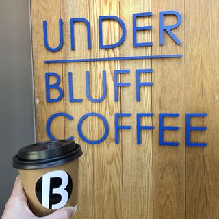 アイスカフェラテ(under bluff coffee)