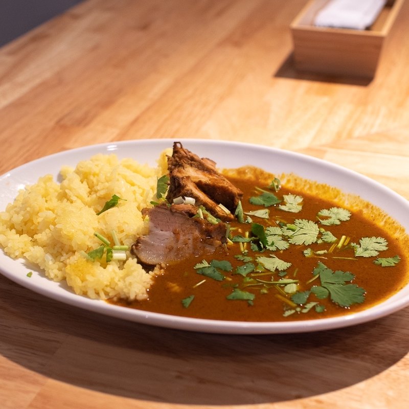 おもやカレー+豚バラブロック、パクチー(おもや)