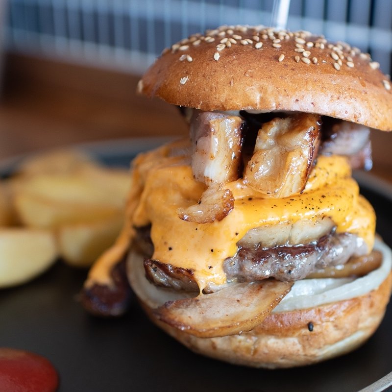 ゴロゴロベーコンパインチーズバーガー(燻製塩)(マルハチバーガースタンド)