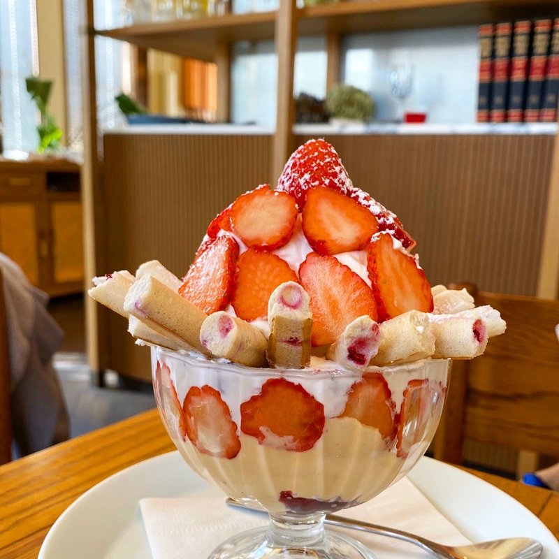 スノーホワイトパフェ(スモーブロー キッチン ナカノシマ)