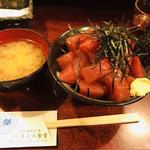 赤身と中トロのハーフ丼(鶴橋まぐろ食堂)