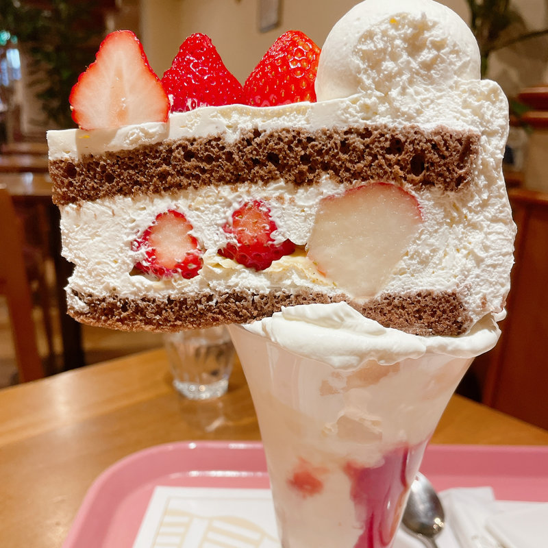 ショートケーキニューヨークカットパフェ(MIOR梅田店)