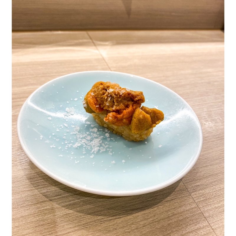 極上うにの塩握り(九州寿司 寿司虎 Aburi Sushi TORA)