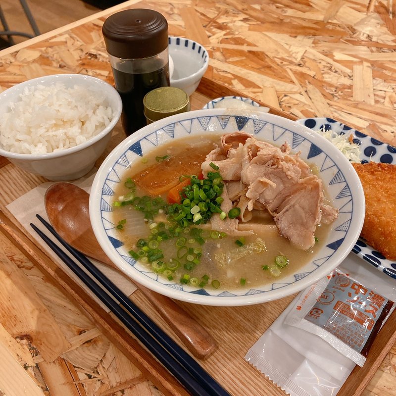 ごちとん豚汁定食(ごちとん ホワイティうめだ店)