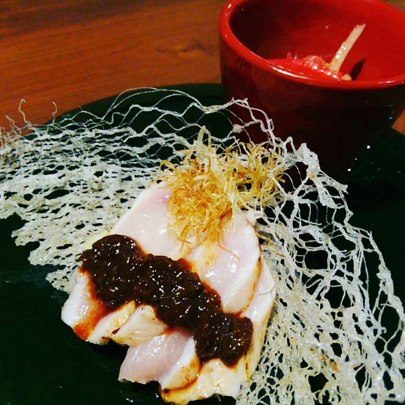 極コース 冷菜 大摩桜むね肉炙り 焦がし黒葱ソース(さつま極鶏専門店 だいまおう)