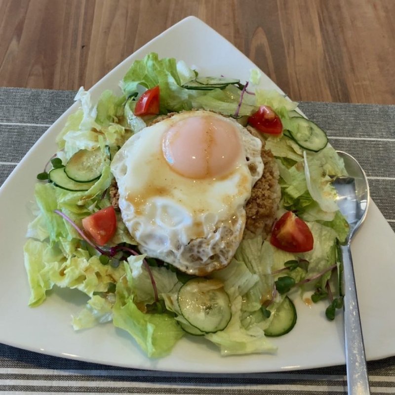 肉みそ目玉焼きのせサラダごはん(諏訪ハーモニーカフェ)