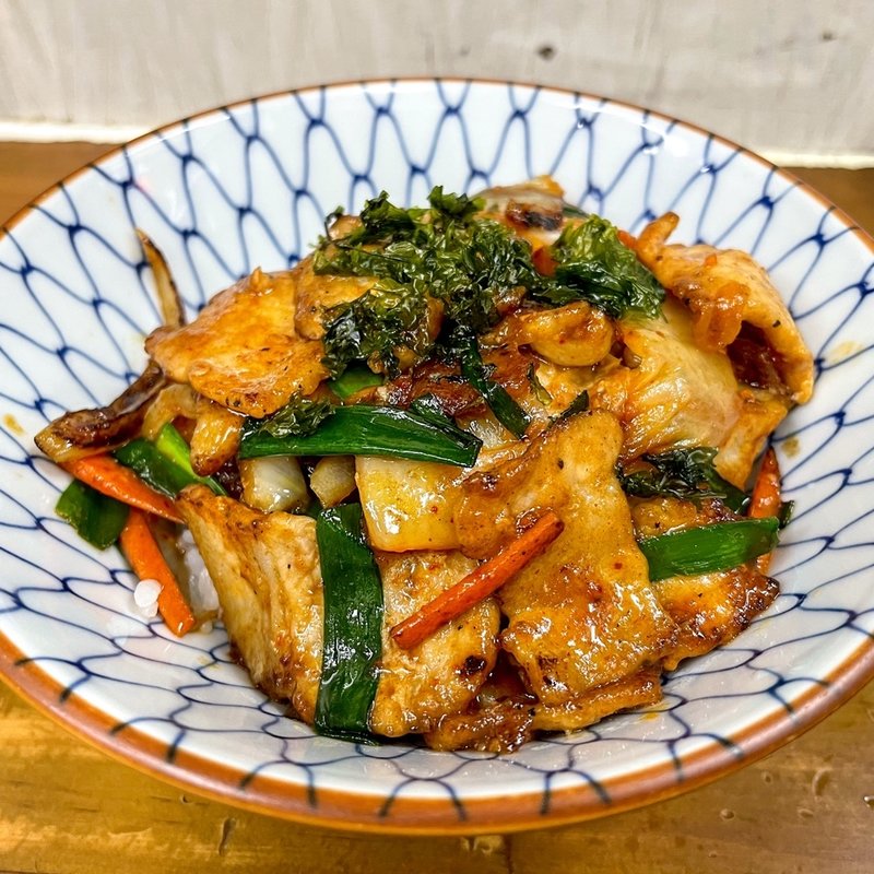 豚ニラキムチ丼(ラーメン専科 竹末食堂)