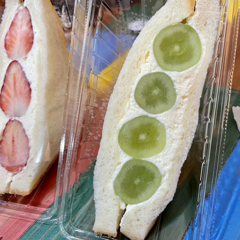 シャインマスカットサンド(八百屋コウタのフルーツスタンド)