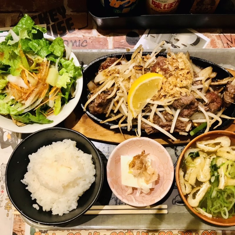 牛ハラミの鉄板焼き(ごはんや ねこにこばん)