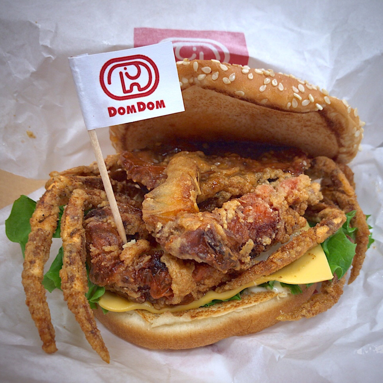 ドムドムハンバーガー　一番くじ　丸ごとカニバーガー　おまけ付き タイトーくじ ドムドムハンバーガー」12月6日から順次発売へ。約