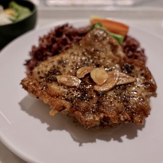 国産地鶏のガーリックチキン黒飯付き(レストラン Chichi-jima)