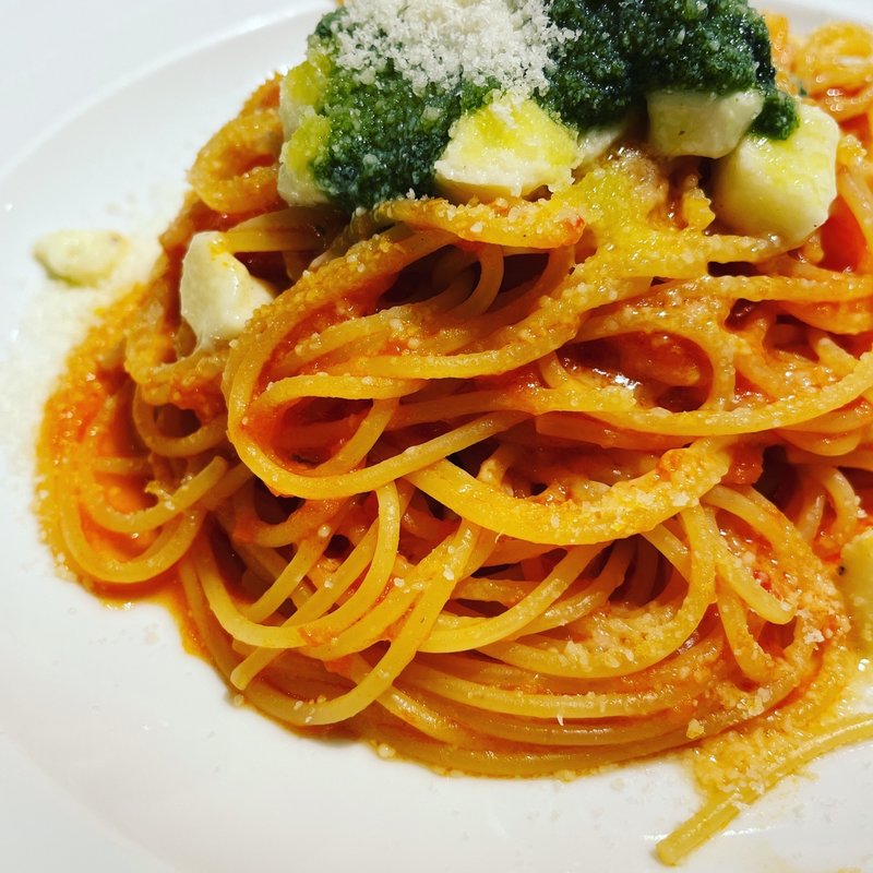 モッツァレラのトマトパスタバジルソース添え(イタリアンダイニング ペスカ 阪急三番街)