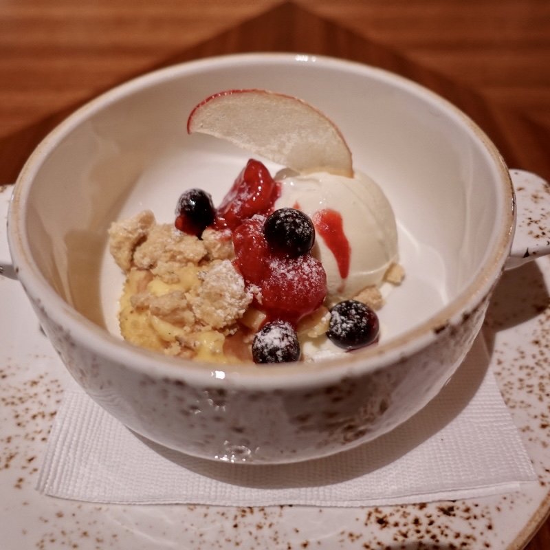 荒牧りんご園のアップルクランブルと日光御養卵のカスタード(レークハウス)