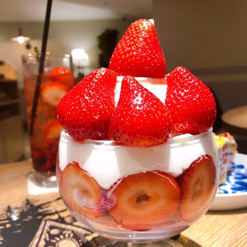 苺パフェ(ドリップエックスカフェ ホワイティうめだ 泉の広場店)