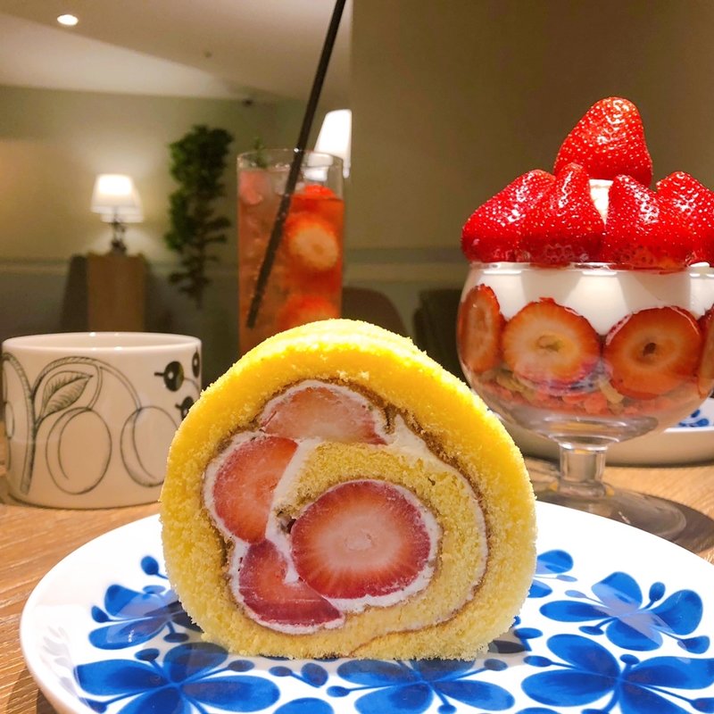 苺のロールケーキ(ドリップエックスカフェ ホワイティうめだ 泉の広場店)