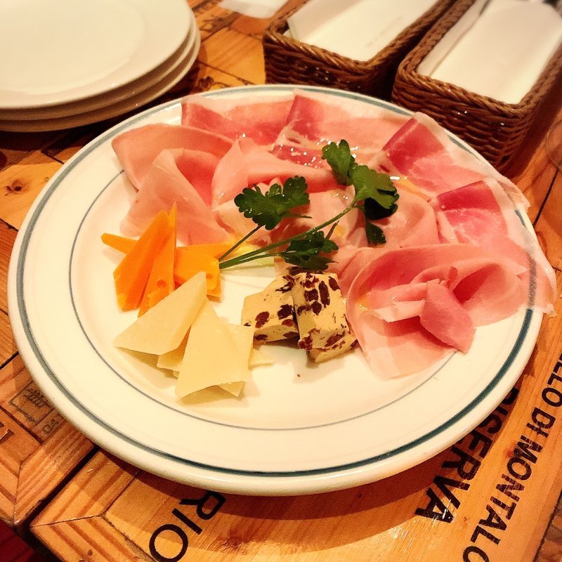 生ハムとサラミ、チーズの盛り合わせ(FANTASISTA223)