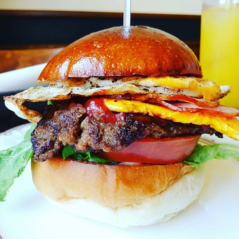 ベーコンエッグバーガー＋トマト(カフェレストフジワラ )