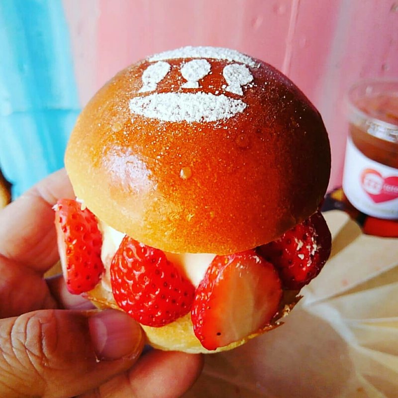 スイーツバーガーいちご(toto BURGER)