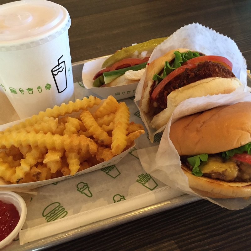 (シェイクシャック外苑いちょう並木店)