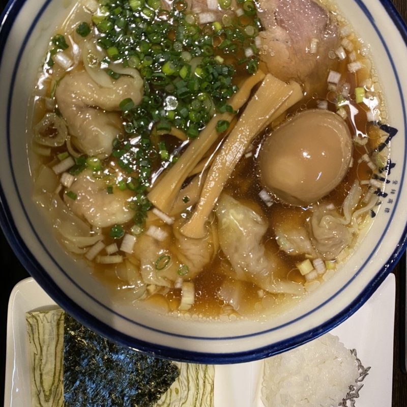 わんたん麺 煮玉子入り(さんかく )