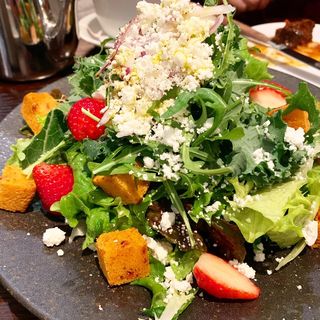 苺とフェタチーズのギリシャ風サラダ(ベーカリー&レストラン 沢村 新宿 )