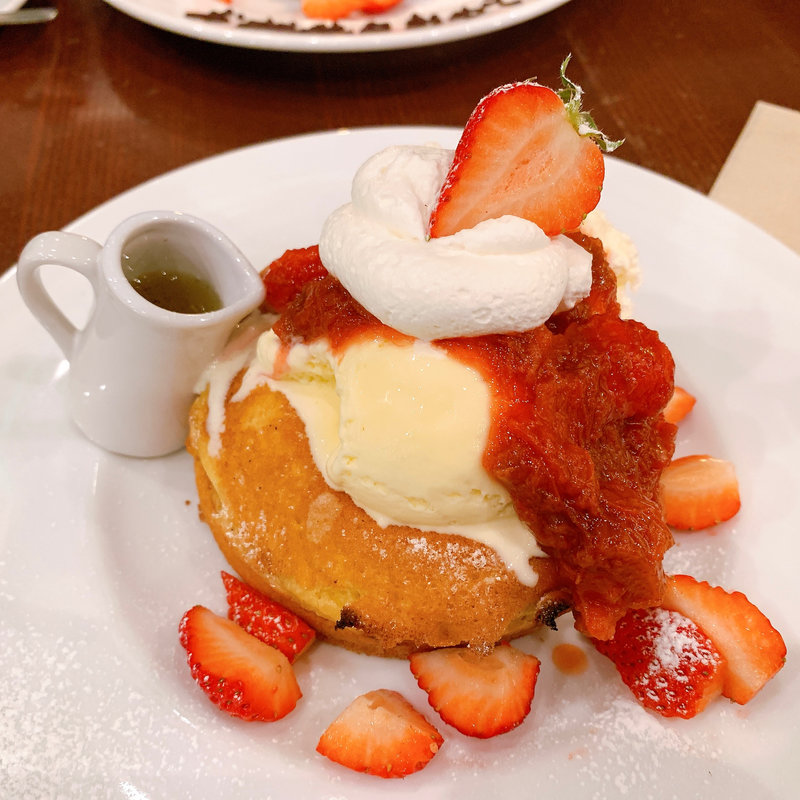 クリームチーズとベリーのパンケーキ(カフェ＆ブックス ビブリオテーク 大阪・梅田 （café & books bibliotheque）)