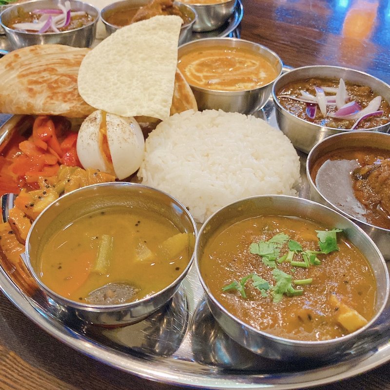 カリー4種 Bセット（マトンキーマ・バターチキン・アルゴビ・チキンカリー）トッピング:大根・人参・ゴーヤのウールガイ、ゆでたまご(Spicy cafe RAJA)