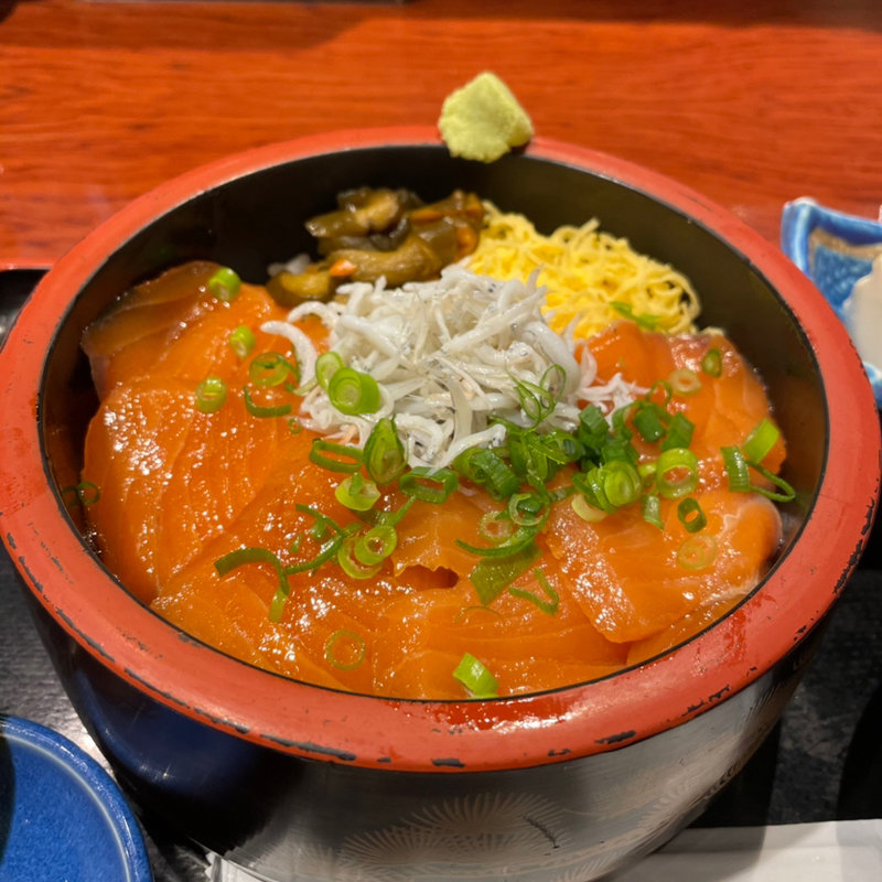 サーモンしらす漬け丼(第八くえ丸 田町グランパーク店)