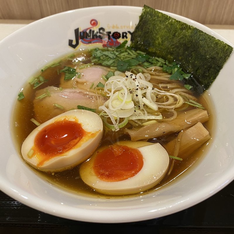 〜地鶏と魚介だし〜醤油らーめん(らーめんstyle JUNKSTORY 西宮ガーデンズ店)