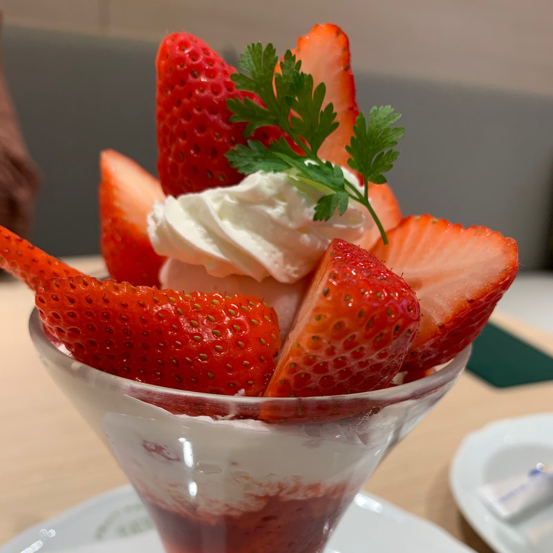 ストロベリーパフェ(京橋千疋屋 フルーツパーラー 小田急藤沢店)