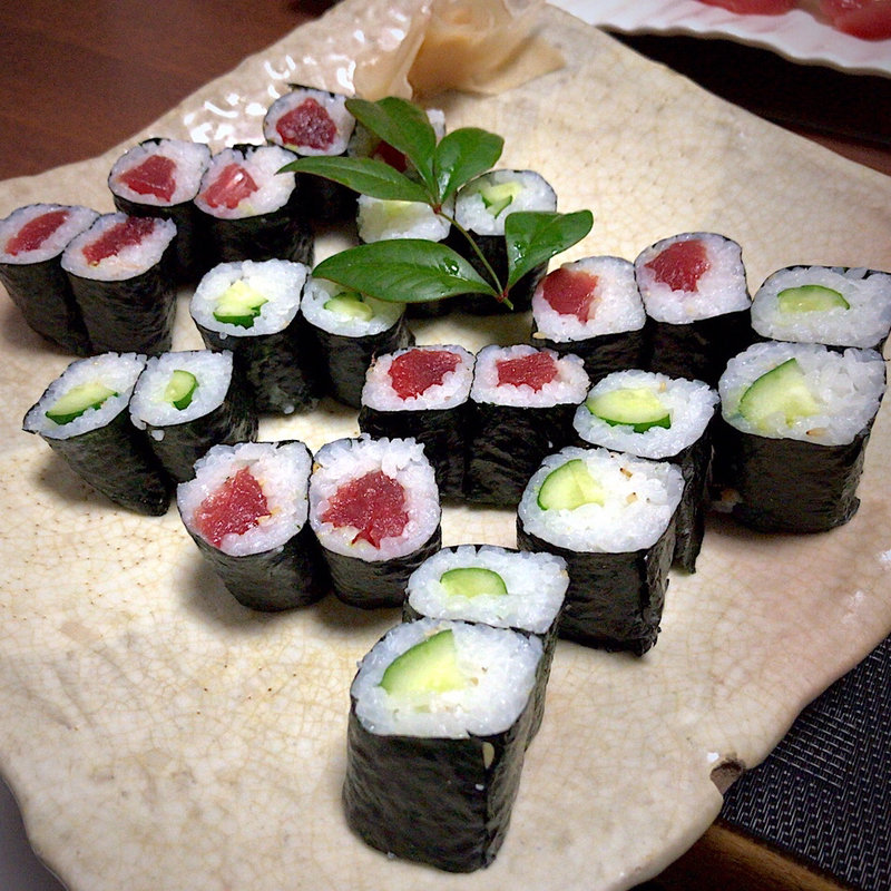 鉄火巻(二本)とカッパ巻き(二本)(味の店 スズラン （あじのみせ すずらん）)