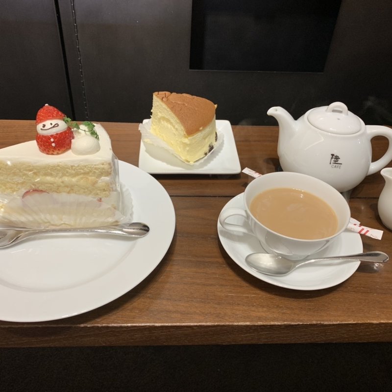 チーズケーキワンホール ティーセット(りくろーおじさんの店なんば本店)