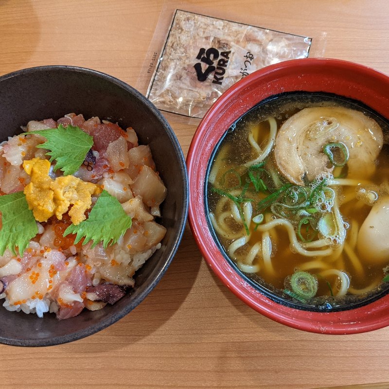旬の海鮮丼と醤油ラーメン(くら寿司)