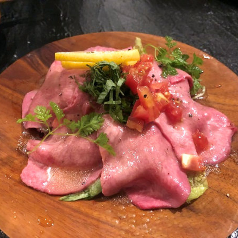 牛タンのカルパッチョ(肉バルKACCHAN 池袋西口本店)