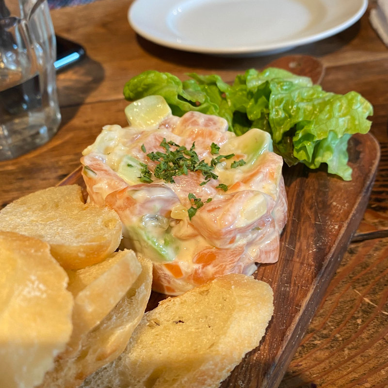 サーモンとアボカドのタルタル(CAFE＆WINE DINING RAINBOW)