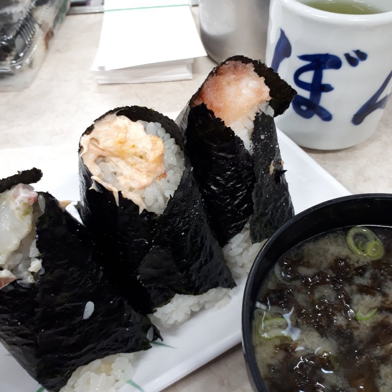 生たらこ、鮭マヨ、ほっきサラダ、豆腐汁(おにぎり ぼんご 大塚本店)