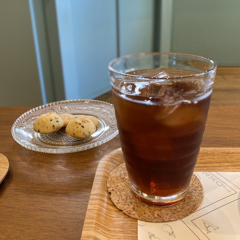 アイスコーヒー、コーヒーのクッキー、ゴボウとチョコレートのマフィン(エルヴェラヴィ )