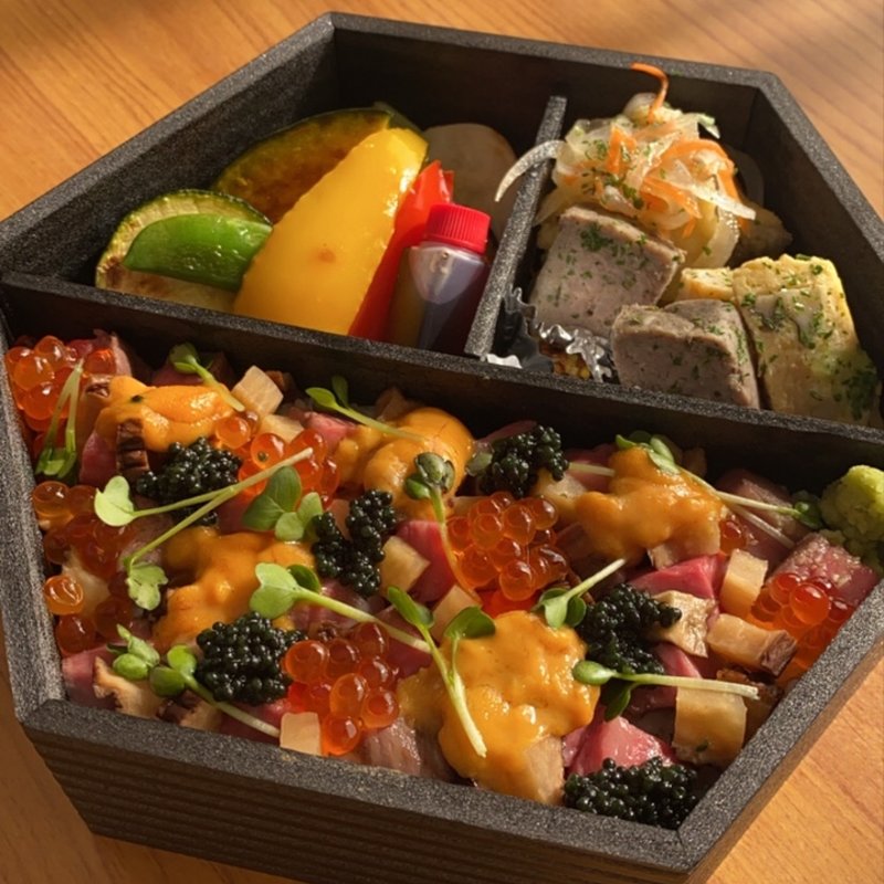 黒毛和牛イチボちらし重(鉄板バル AKICHI)