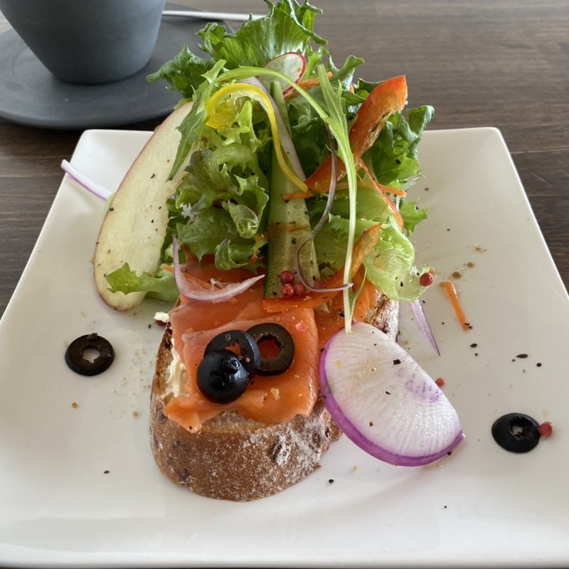 サーモンとチーズのオープンサンド(サニーズコーヒー)