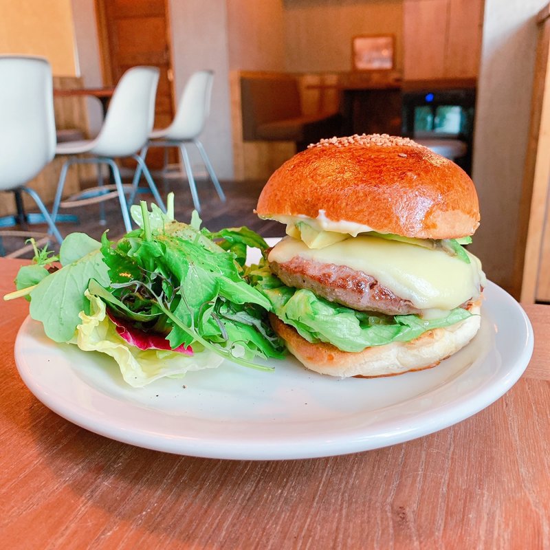 アボカドモッツァレラチーズバーガー(WEST WOOD BAKERS)