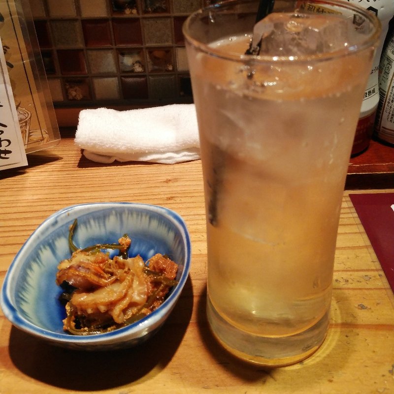 アップルビネガーとお通しのホタテと昆布のタラコ煮(おばんざい我屋)