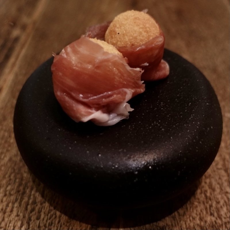 ポンデケージョと生ハム(o/sio)