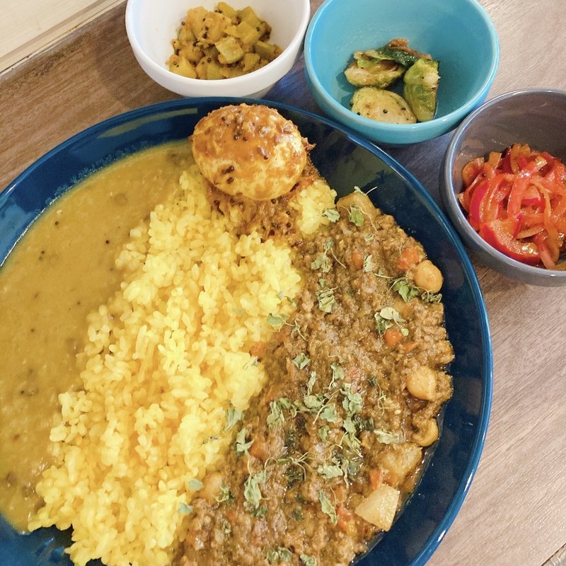本日のカレープレート カレー・付け合わせ全部盛り（大根のポークドライキーマ・さつまいものダル）(spice it up（スパイス イット アップ）)