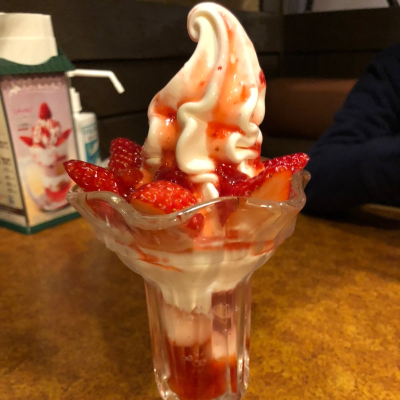ストロベリーソフトデラックス(びっくりドンキー 上野芝店)