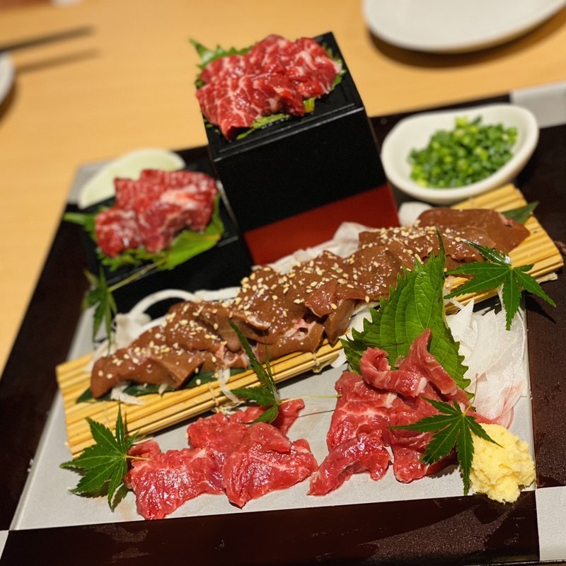 馬刺し盛合せ(うり坊)