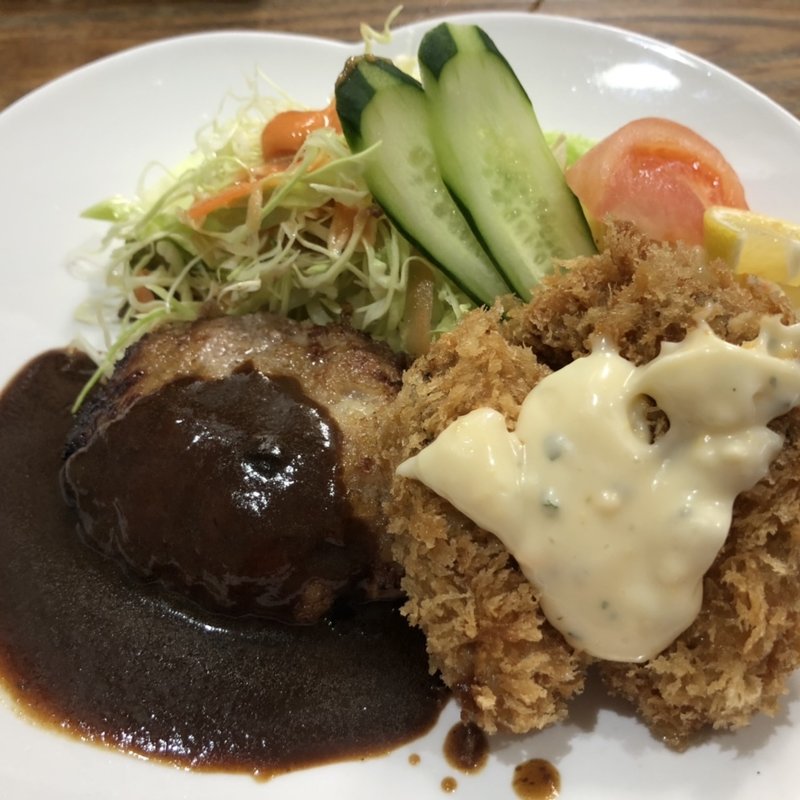 ハンバーグ、カキフライ定食(ターBOU)