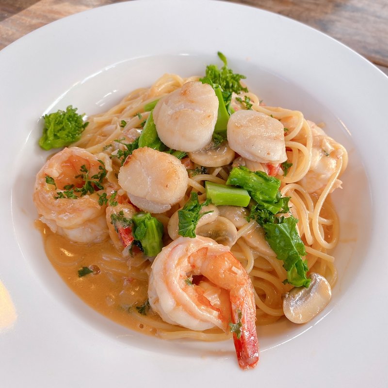 貝柱のポアレと海老のトマトクリームパスタ(prato cafe （プラートカフェ）)