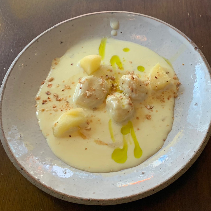 ゴルゴンゾーラとヘーゼルナッツ、紅玉のカラメリゼのクリームソース　さつまいものニョッキ(goffo)