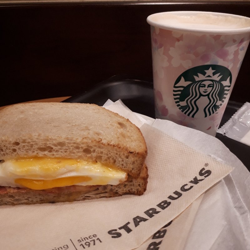 ベーコンエッグホットサンド　カフェラテショート(スターバックスコーヒー 大塚駅前店)